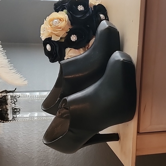 Worthington Shoes - Womens black sz 10 heel